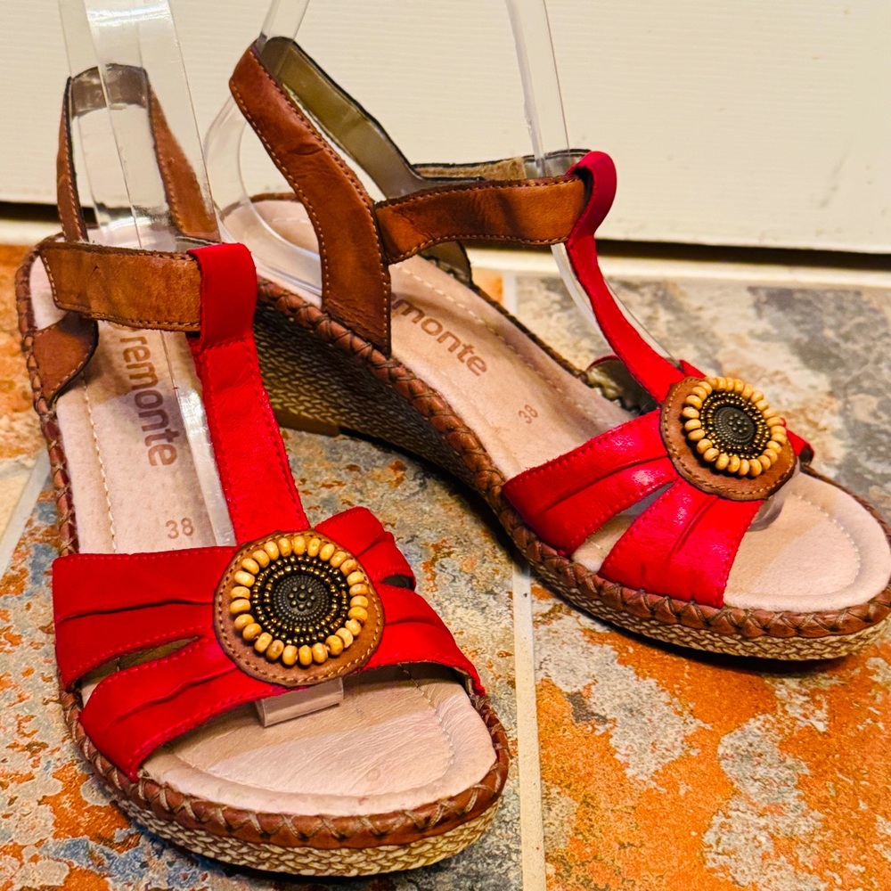 ‼️Sassy Remonte Women's Vibrant Red and Brown Woven Decorative Leather Wedges!